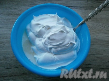 К сметанной смеси добавить взбитые сливки. Набухший желатин подогреть до растворения, постоянно помешивая. Не доводите желатин до кипения! Дать желатину чуть остыть и вылить его в сметанную смесь со сливками.
