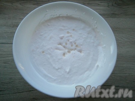 Разбухший желатин прогреть до полного растворения (не кипятить!), немного остудить и вылить в сливочную смесь.
