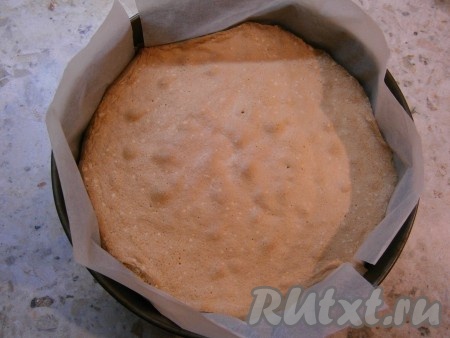 Выпекать бисквит в разогретой до 180 градусов духовке минут 35-40. Также, использовав оставшиеся продукты, испечь и второй бисквит в меньшей форме. Бисквиты полностью остудить и дать им отлежаться 7-8 часов. Для этого их нужно завернуть в пищевую пленку и поместить в прохладное место.