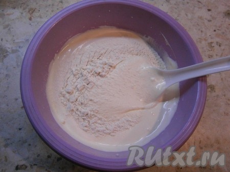 Понемногу всыпая просеянную муку, аккуратно вмешивать ее пластиковой лопаткой в массу.