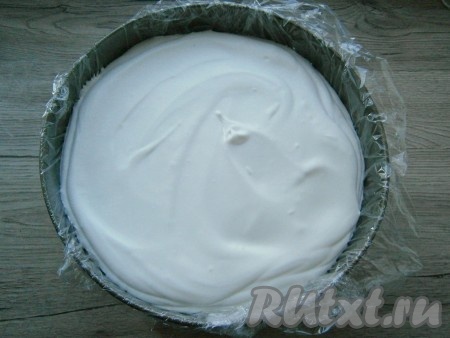 Тщательно перемешать получившуюся смесь до однородности и этой смесью залить нижнюю часть большего (уже с пропиткой) бисквита.
