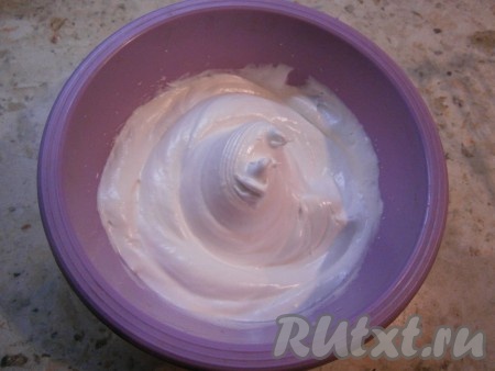 Всыпая во взбитые белки частями сахар, добавив также и ванильный сахар, взбивать до пышной, устойчивой массы. Белки с сахаром взбивать до хорошо устойчивых пиков (минут 6-7).
