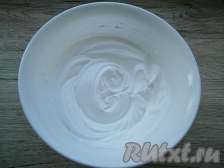 Взбить сливки с пудрой до пышности и устойчивых пиков. Для этого может понадобиться 5-8 минут.