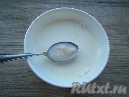 Теперь нужно приготовить суфле для нижнего бисквита (большего). Для этого в холодное молоко всыпать 20 грамм желатина, размешать и оставить минут на 10-15.
