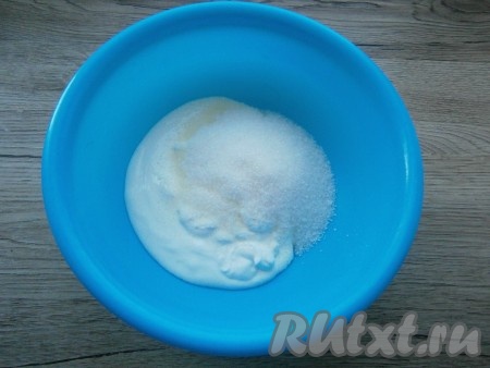 В сметану добавить сахар и ванильный сахар, хорошенько перемешать и дать постоять минут 10 - до растворения сахара.
