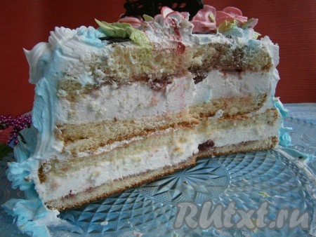 Вот так выглядит в разрезе этот бисквитный торт с суфле. Этот необычайно вкусный, нежный, легкий, воздушный юбилейный торт, приготовленный для женщины, вызвал у гостей шквал восторженных отзывов, очень всем понравился. Попробуйте, готовится торт, конечно, долго, но он того стоит!
