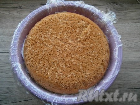 Накрыть второй частью этого бисквита, вдавив его немного. И этот бисквит в форме поместить на 30 минут в морозилку, а затем переставить в холодильник на 7-8 часов.
