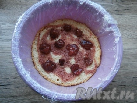 Нижнюю часть второго бисквита также поместить или в форму, или в глубокую миску (посуда должна быть диаметром чуть больше бисквита), застеленную пленкой, и тоже пропитать клубничным джемом, смешанным с коньяком.
