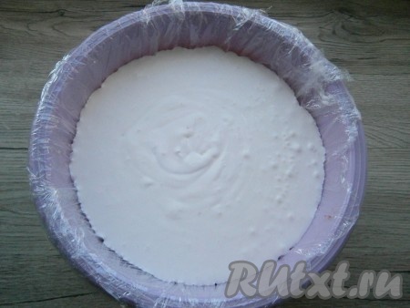 Хорошо взбить получившую смесь и залить этой смесью уже пропитанный джемом с коньяком меньший бисквит.
