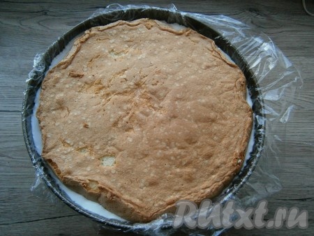 Сверху разместить вторую часть этого бисквита, чуть ее вдавливая в суфлейную смесь. Отправить бисквит в форме в морозилку на 30-40 минут, а затем переставить в холодильник на 7-8 часов.
