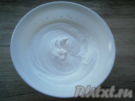 Если такого крема нет, используйте сливки жирностью не менее 33%. Итак, сливки взбить миксером до пышности и устойчивости.
