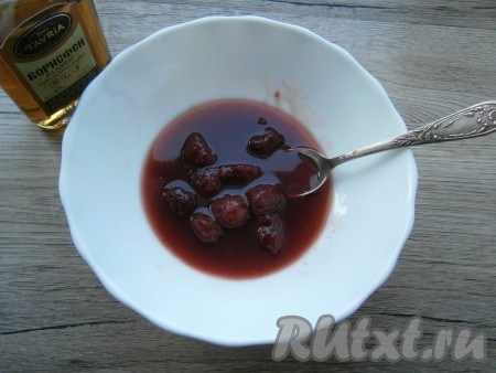 Затем бисквиты нужно разрезать пополам. Нижнюю часть каждого бисквита нужно будет пропитать клубничным джемом, смешанным с коньяком.
