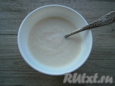 Приготовить суфлейную смесь для верхнего (меньшего) бисквита. Для этого нужно 15 грамм желатина замочить в 0,5 стакана холодного молока, оставить на 10-15 минут.
