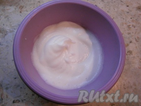 Оба бисквита я пекла из одинакового количества продуктов, только один выпекала в форме диаметром 24 см, а второй - диаметром 20 см. У меня один бисквит получился больше, но ниже, а второй (меньший бисквит) - чуть повыше. Для широкого нижнего бисквита нужно взять 4 яйца, 1 стакан муки, 1 стакан сахара, щепотку соли и половину пакетика ванильного сахара. Отделить белки от желтков. Белки взбить миксером со щепоткой соли до устойчивых пиков.