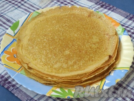 Складывать блины на тарелку один на другой.