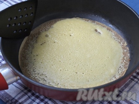 Кисточкой смазать сковороду маслом, вылить тесто на хорошо разогретую сковороду и под наклоном распределить тесто по всей поверхности. Жарить на среднем огне. Когда верх блина подсохнет, лопаткой провести по краю блина, немного поддевая тесто, и перевернуть блинчик на другую сторону.