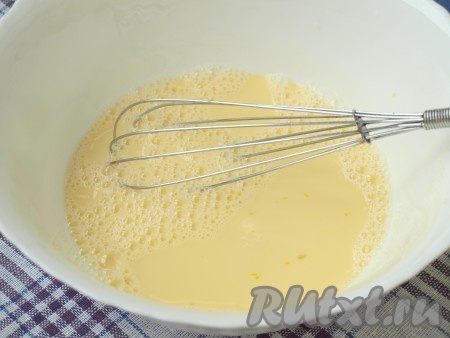 Снова смесь тщательно перемешать (до появления пузырьков).
