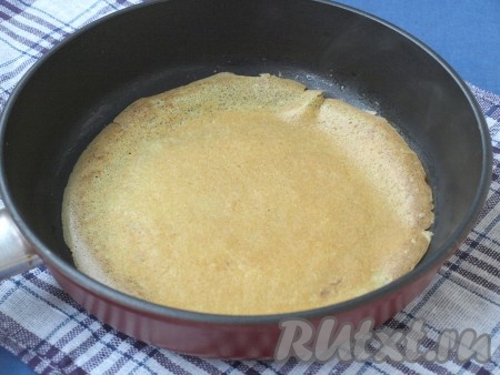 Поджарить вторую сторону блина до золотистого цвета. Жарятся такие блинчики очень быстро.
