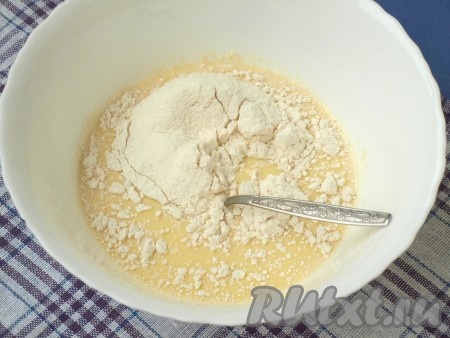 Всыпать муку и продолжить взбивать тесто венчиком.
