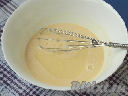 В самом конце взбивания влить подсолнечное масло, перемешать. Оставить тесто на 20 минут. Консистенция теста - жидкая. Если хотите блины потолще, можно добавить муку.