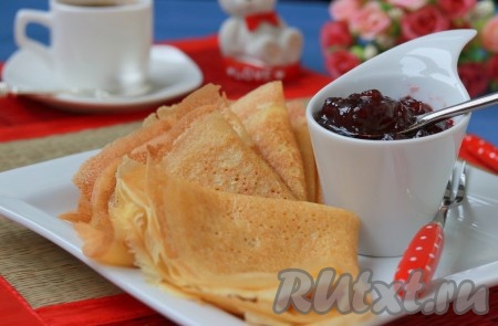 Затем блинчики можно свернуть трубочкой или сложить вчетверо и подать к столу вместе с джемом, мёдом или вареньем. Блины, замешанные по этому рецепту на молоке с содой, получаются тонкими, аппетитными и вкусными.
