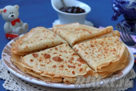 Перед подачей я сложила блинчики вчетверо. В качестве дополнения к блинам можно подать варенье, мёд или сгущёнку. Вот так просто можно приготовить аппетитные, тонкие, вкусные блины из теста, замешанного на сухом молоке и яйце.