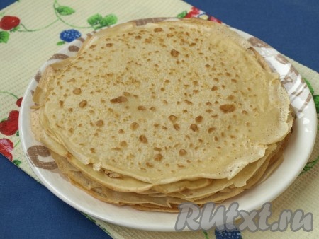 Так, используя всё блинное тесто, постепенно испечь все блины, смазывая по мере необходимости сковороду маслом.