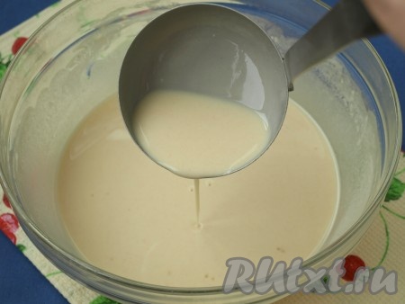 Аккуратно влить в тесто оставшуюся тёплую воду. Если вы добавите в общей сложности 450 миллилитров воды, блинчики получатся достаточно тонкими. Я добавила в общей сложности 400 миллилитров воды и у меня блинное тесто получилось, как на фото, блинчики из него вышли в меру тонкими и очень аппетитными.