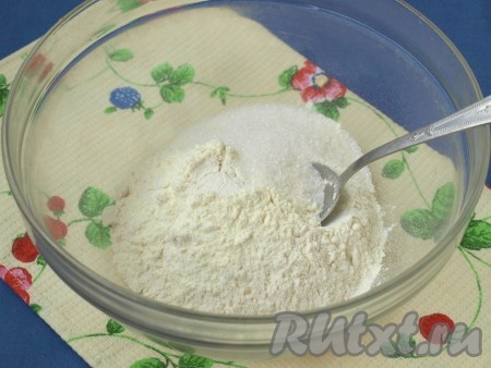 Муку просеять в миску вместе с разрыхлителем, затем просеять сухое молоко, перемешать, добавить соль и сахар, перемешать снова.