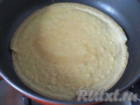 Подрумянить блин снизу на среднем огне, а затем перевернуть и обжарить вторую сторону. 