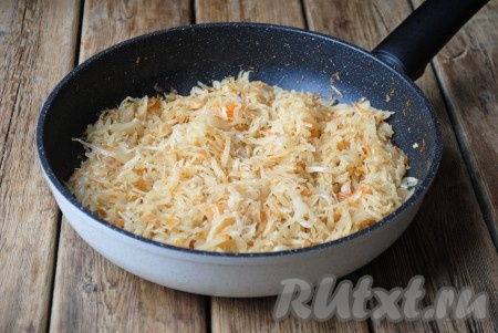 Жарить капусту 20-25 минут на небольшом огне, постоянно помешивая, чтобы она не подгорела. Соль и сахар нужно добавлять очень аккуратно, так как капуста уже имеет свой вкус. Поэтому, если капуста очень солёная, соль можно не добавлять. Сахар в такую начинку для вареников я добавляю всегда, он&nbsp;помогает капусте карамелизироваться и придает ей красивый золотистый цвет. Обжаренную квашеную капусту снять с огня, переложить в миску и дать полностью остыть.&nbsp;
