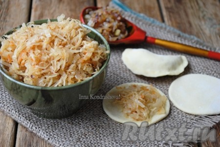 Затем "отдохнувшее" тесто разделить на несколько частей. На столе, присыпанном мукой, каждую часть теста скатать в колбаску и нарезать на небольшие кусочки. Каждый кусочек раскатать в лепёшку, в центр которой выложить небольшое количество начинки из квашеной капусты и сформировать вареник, хорошо, скрепляя края. Сформировать все вареники.
