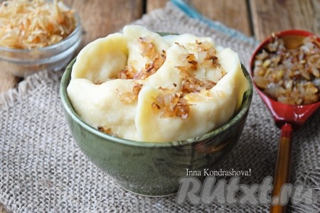 Поместить вареники в кипящую подсоленную воду, перемешать аккуратно, чтобы вареники не прилипли ко дну кастрюли и варить, примерно, минут 5-7 с момента всплытия. Пока вареники варятся, можно приготовить для подачи жареный лук. Для этого очищенный лук нужно нарезать кубиками и обжарить на растительном масле до золотистого цвета (около 5 минут), помешивая. Готовые вареники откинуть на сито, чтобы стекла лишняя вода, а затем смешать с жареным луком и в горячем виде подать на стол. Вареники, приготовленные с такой начинкой из квашеной капусты, получаются очень вкусными, обязательно попробуйте!
