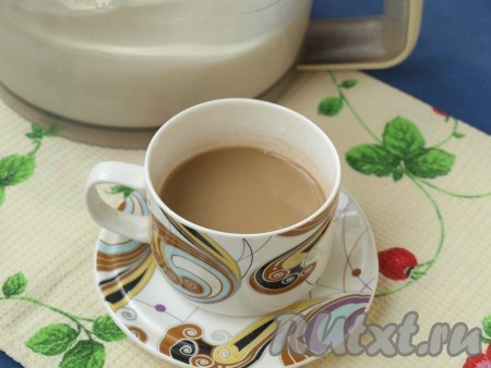 Следующее, что нужно сделать, - это приготовить кофе. Насыпать кофе в чашку и налить немного кипятка, буквально чуть-чуть, чтобы кофе растворился. Затем добавить в чашку молоко. Этим напитком мы будем пропитывать блинчики.
