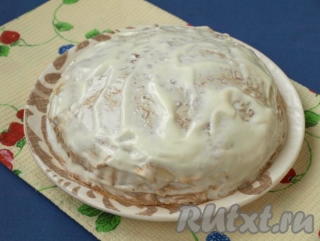 Далее накрыть вторым блинчиком, снова смочить его кофе, затем смазать кремом и посыпать какао и т.д. Повторять слои, пока у вас не закончатся блинчики. Чем больше блинов, тем выше будет ваш торт. Когда блины закончатся, смазать торт сметанным кремом сверху и по бокам.