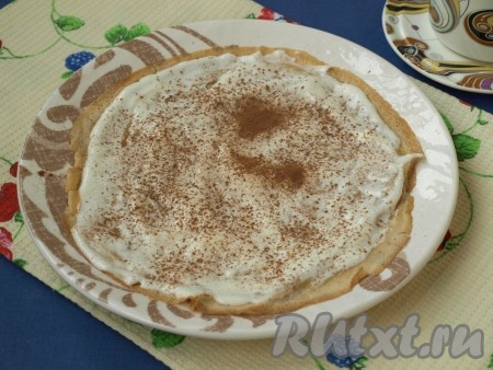 Смазать блинчик сметанным кремом и посыпать через ситечко немного какао.
