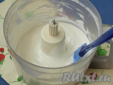 Перед тем как приготовить торт, у вас уже должны быть готовые остывшие блинчики, а также нужно приготовить сметанный крем. Несколько слов о сметане. Если вам удастся купить хорошую домашнюю сметану, то взбить её с сахарной пудрой не составит никакого труда: поместите сметану в чашу комбайна и взбивайте, подсыпая частями сахарную пудру. Сметана сначала станет жидкой, а затем начнёт загустевать буквально на глазах. Если будете готовить крем из магазинной сметаны, то без загустителя крем не получится или же сметану придётся отвешивать в марле, а на это нужно время. Я готовила крем из сметаны жирностью 20% и добавляла в неё загуститель для сливок и сметаны, который сейчас можно купить в любом крупном супермаркете. Сметана сначала взбивается с сахарной пудрой, а затем в неё добавляется загуститель и хорошо перемешивается. И ещё одна важная деталь: и сметана, и чаша, в которой будет взбиваться крем, должны быть холодными.