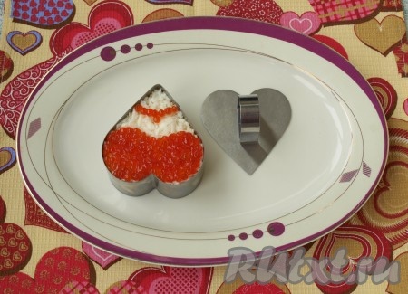 Аккуратно украшаем сверху красной икрой.