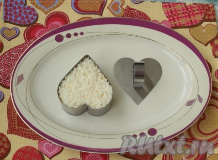 Последним слоем выложить яичный белок. Его мы не смазываем майонезом.
