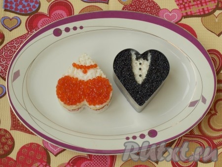 Затем формочку аккуратно снимаем, ставим её рядом, немного отступая, и точно в таком же порядке выкладываем оставшиеся ингредиенты. Верх украшаем чёрной белковой икрой.
