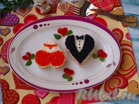 Снимаем снова формочку и подаём яркий, вкусный салат "Дуэт" к столу.
