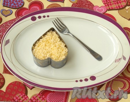 Затем выложить сыр, натёртый на тёрке, смазать майонезом.
