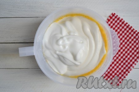 Соединить белки с желтками. 