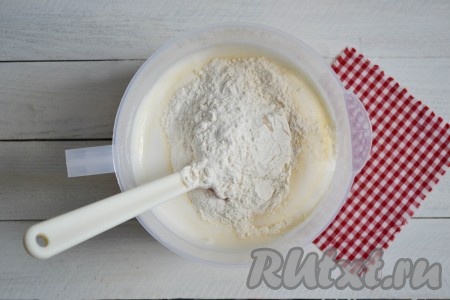 Одной порцией всыпать просеянную муку. 
