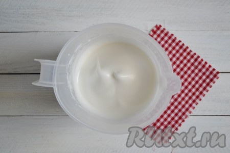 Не останавливая работу миксера, тонкой струйкой всыпать сахар. Увеличить скорость миксера к максимуму, продолжить взбивать 7-8 минут. Масса должна стать плотной. Если сделать борозду венчиком, она так и останется на поверхности.
