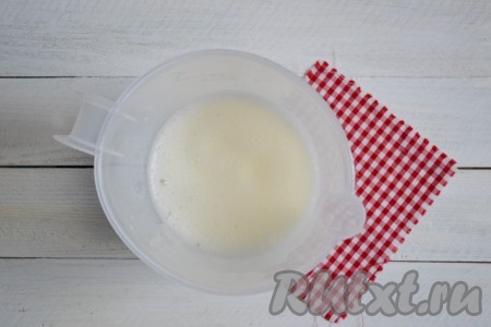 Охлажденные куриные яйца разделить на желтки и белки. Это нужно делать очень аккуратно, чтобы к белкам не попала даже капля желтка. А посуда, в которой будут взбиваться белки, должна быть обязательно чистой, обезжиренной и сухой. Взбить белки миксером на низких оборотах на протяжении 4-5 минут. Масса должна увеличиться в объеме, стать пышной "шапкой".