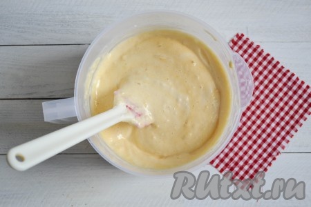 Движением лопатки "вверх-вниз" перемешать компоненты. Бисквитное тесто для кексов должно получиться однородным, без комочков муки. Приподняв венчик, тесто будет медленно сползать широкими лентами.
