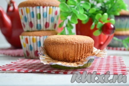 Кексы, приготовленные из бисквитного теста, получаются очень нежными, воздушными, легкими и мега вкусными. По желанию, их можно начинить джемом или сгущенным молоком, а также украсить любимым кремом.&nbsp;
