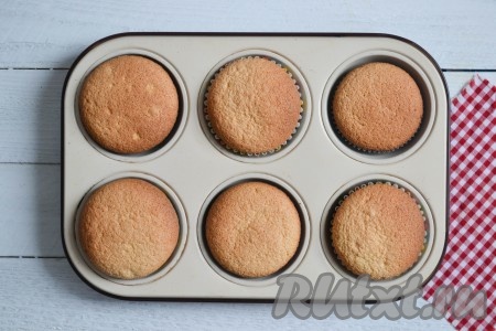 Выпекать в разогретой духовке при температуре 170 градусов 20-25 минут. Готовность кексов можно проверить деревянной лучинкой: необходимо проткнуть ею выпечку и сразу же вынуть, если лучинка осталась сухой - кексы готовы.
