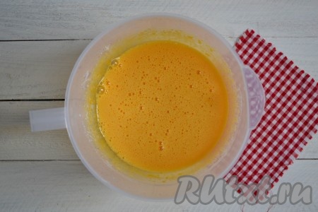 К желткам всыпать ванилин и взбивать миксером 3-4 минуты на высокой скорости. Масса должна стать однородной и пышной.

